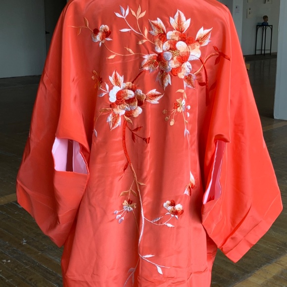 Salmon colored floral embroidered Japanese Kimon - Picture 3 of 8